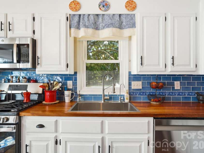 7812 Ridgeloch Place, Charlotte, NC 28226.  MLS# CAR4421336, YatesRealty ID 52029. 