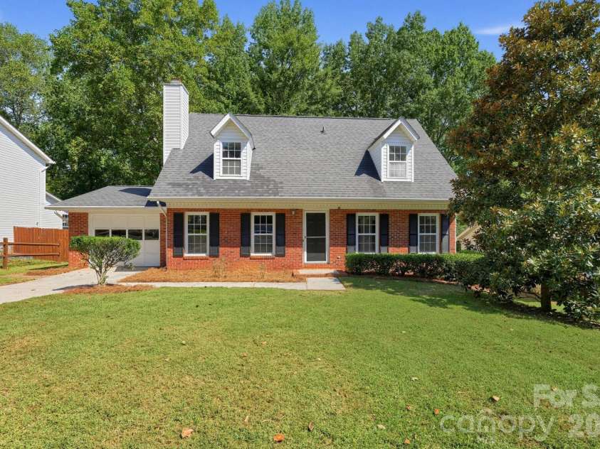 6240 Round Hill Road, Charlotte, NC 28211.  MLS# CAR4426018, YatesRealty ID 52031. 