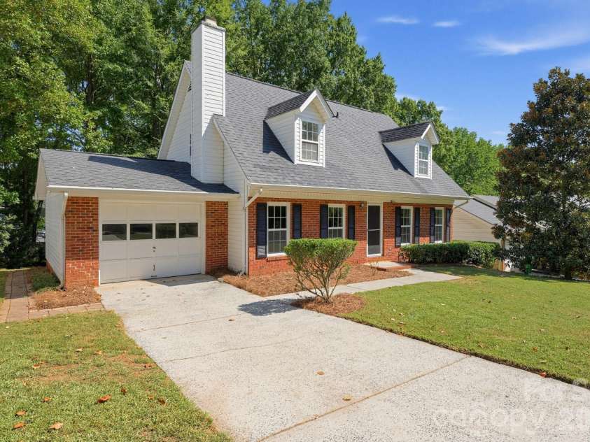 6240 Round Hill Road, Charlotte, NC 28211.  MLS# CAR4426018, YatesRealty ID 52031. 