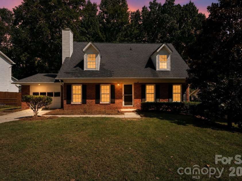 6240 Round Hill Road, Charlotte, NC 28211.  MLS# CAR4426018, YatesRealty ID 52031. 