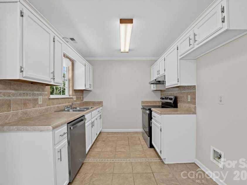 6240 Round Hill Road, Charlotte, NC 28211.  MLS# CAR4426018, YatesRealty ID 52031. 