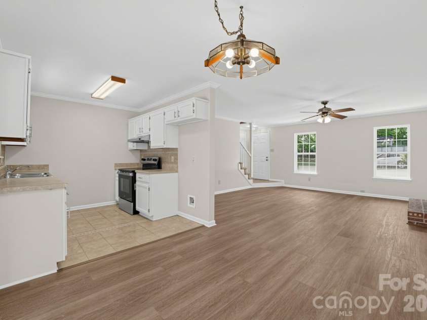 6240 Round Hill Road, Charlotte, NC 28211.  MLS# CAR4426018, YatesRealty ID 52031. 