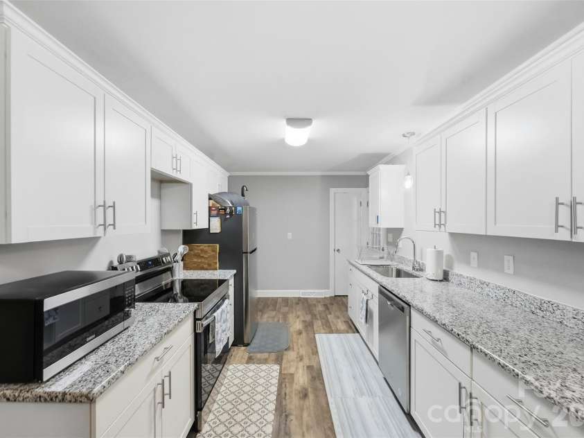 1094 Union Street, Concord, NC 28025.  MLS# CAR4426577, YatesRealty ID 52033. Kitchen with granite counters