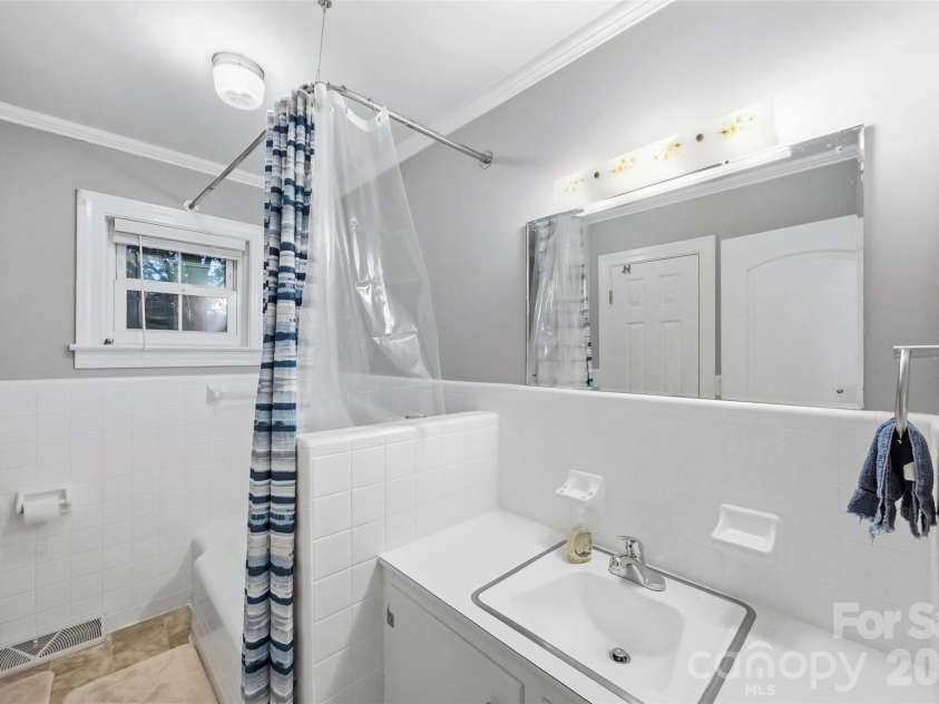 1094 Union Street, Concord, NC 28025.  MLS# CAR4426577, YatesRealty ID 52033. Secondary Bathroom 2