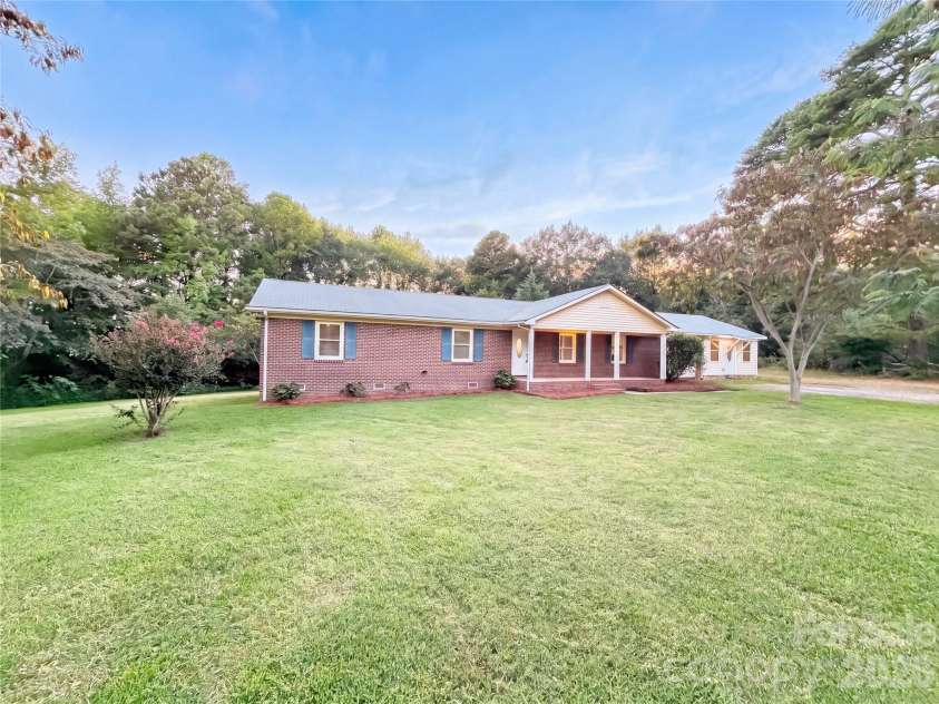 15408 Shawnee Trail, Matthews, NC 28104.  MLS# CAR4426578, YatesRealty ID 52034. 