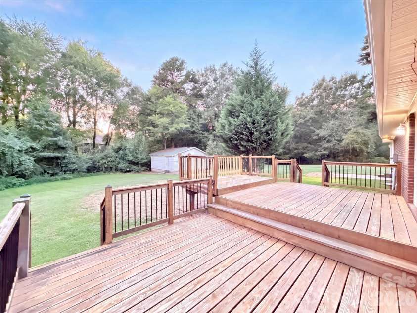 15408 Shawnee Trail, Matthews, NC 28104.  MLS# CAR4426578, YatesRealty ID 52034. 