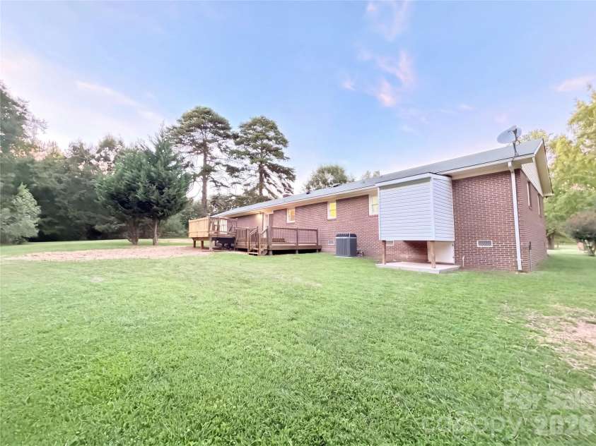 15408 Shawnee Trail, Matthews, NC 28104.  MLS# CAR4426578, YatesRealty ID 52034. 