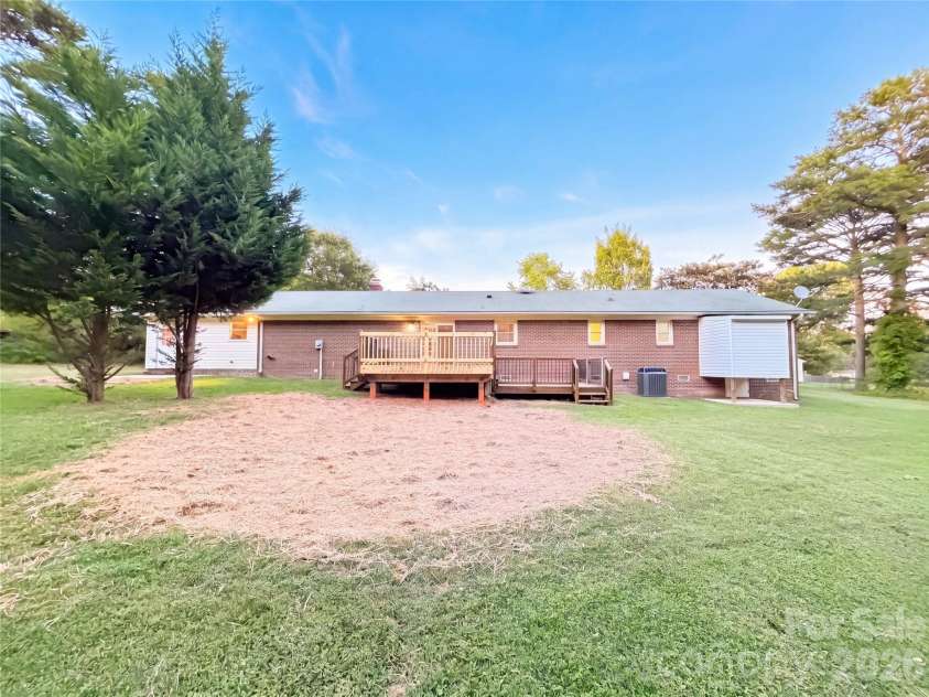 15408 Shawnee Trail, Matthews, NC 28104.  MLS# CAR4426578, YatesRealty ID 52034. 