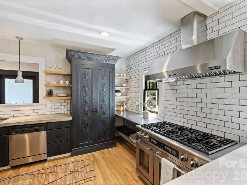 1720 Thomas Avenue, Charlotte, NC 28205.  MLS# CAR4423737, YatesRealty ID 52039. 