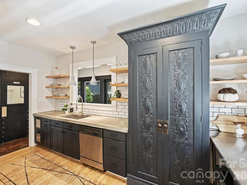1720 Thomas Avenue, Charlotte, NC 28205.  MLS# CAR4423737, YatesRealty ID 52039. 