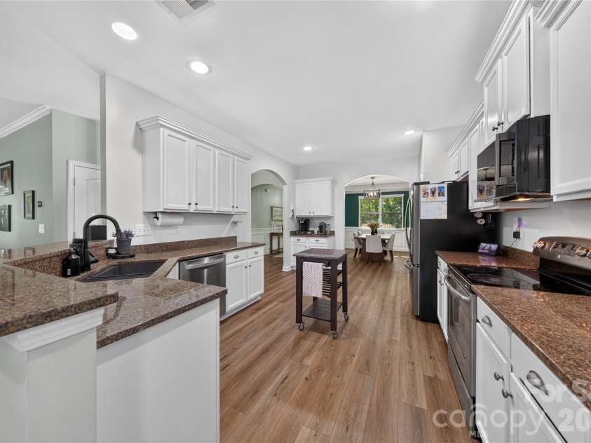 507 Fair Oaks Drive, Fort Mill, SC 29708.  MLS# CAR4423994, YatesRealty ID 52040. Upgraded Appliances
