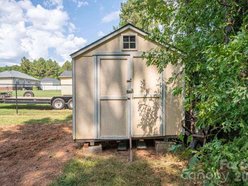 2013 Wrens Song Way, Gastonia, NC 28052.  MLS# CAR4426504, YatesRealty ID 52044. 