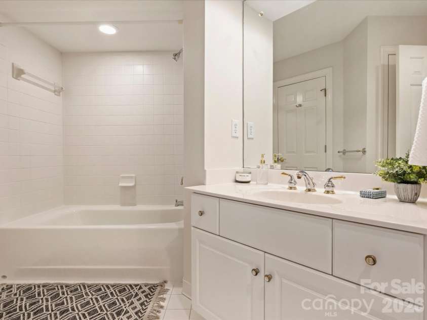 8929 Challis Hill Lane, Charlotte, NC 28226.  MLS# CAR4422460, YatesRealty ID 52046. Guest Bathroom