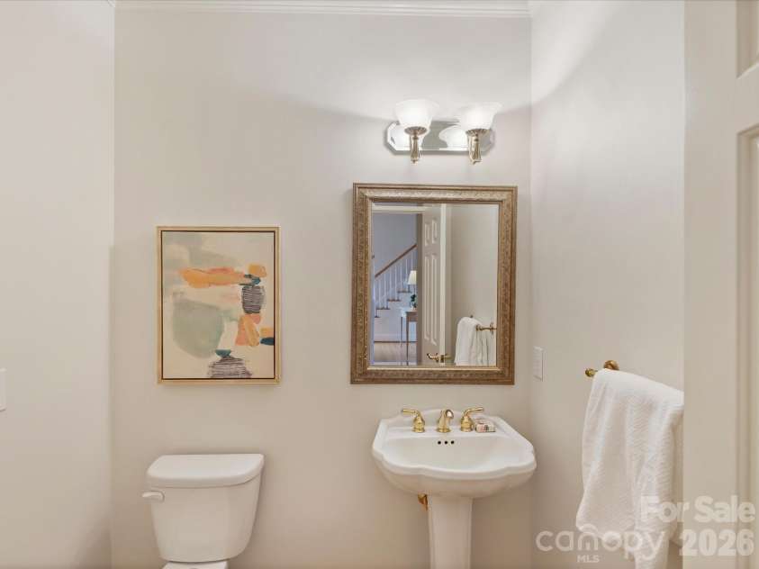 8929 Challis Hill Lane, Charlotte, NC 28226.  MLS# CAR4422460, YatesRealty ID 52046. Half Bath