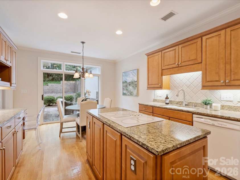 8929 Challis Hill Lane, Charlotte, NC 28226.  MLS# CAR4422460, YatesRealty ID 52046. Kitchen