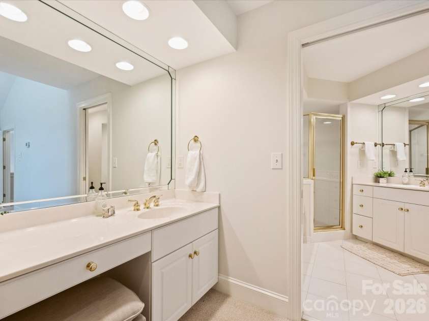 8929 Challis Hill Lane, Charlotte, NC 28226.  MLS# CAR4422460, YatesRealty ID 52046. Primary Bathroom