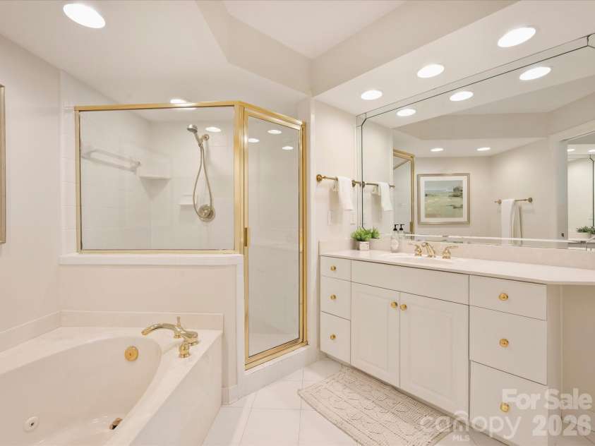 8929 Challis Hill Lane, Charlotte, NC 28226.  MLS# CAR4422460, YatesRealty ID 52046. Primary Bathroom
