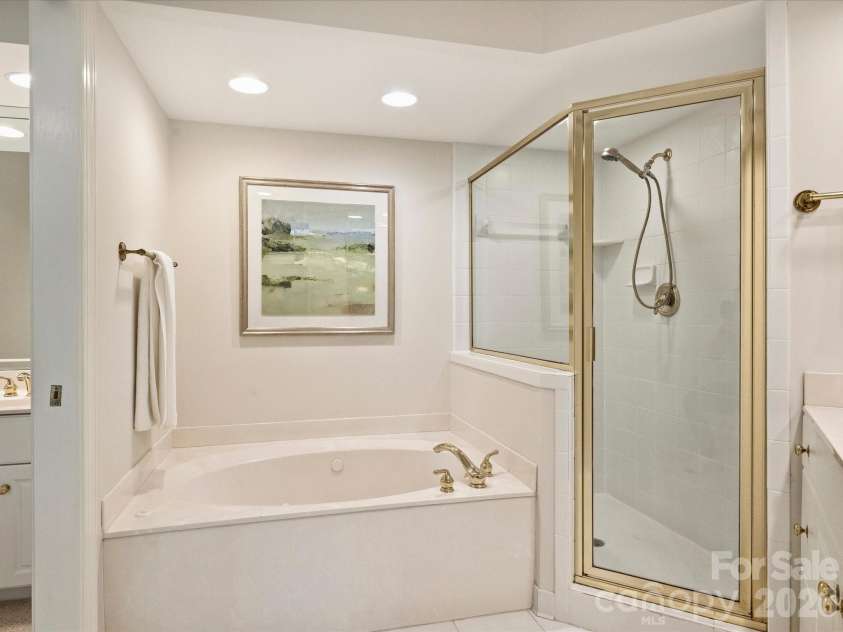 8929 Challis Hill Lane, Charlotte, NC 28226.  MLS# CAR4422460, YatesRealty ID 52046. Primary Bathroom
