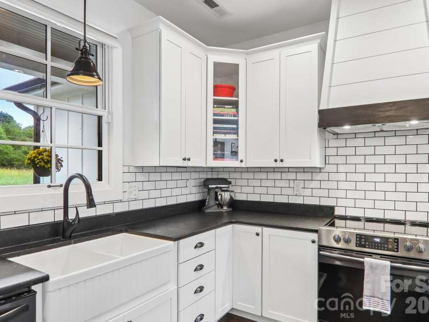 107 New Pinner Place, Arden, NC 28704.  MLS# CAR4426585, YatesRealty ID 52049. 