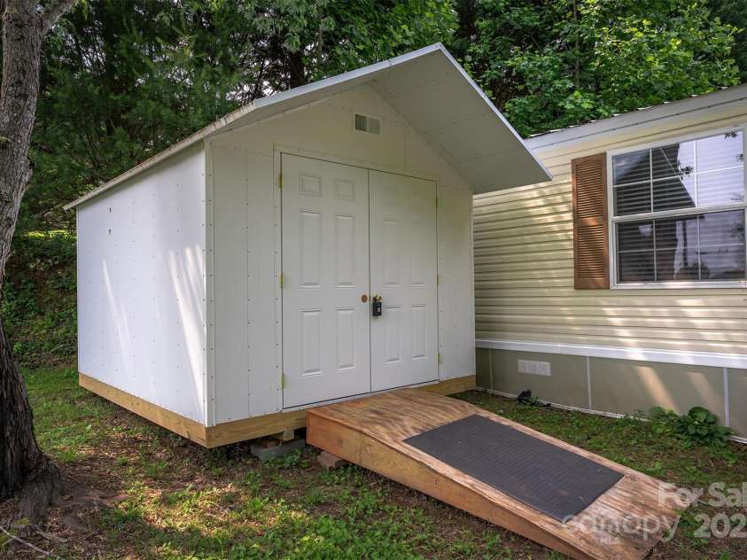 843 Deep Gap Loop Road, Flat Rock, NC 28731.  MLS# CAR4227826, YatesRealty ID 5205. 