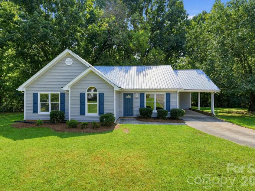 140 Weeping Willow Way, Gastonia, NC 28052.  MLS# CAR4426603, YatesRealty ID 52055. 