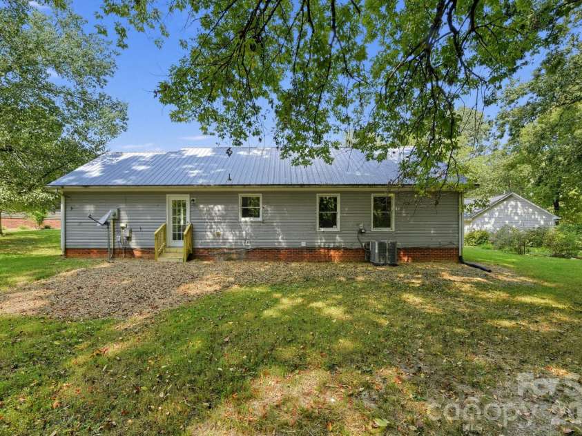 140 Weeping Willow Way, Gastonia, NC 28052.  MLS# CAR4426603, YatesRealty ID 52055. 