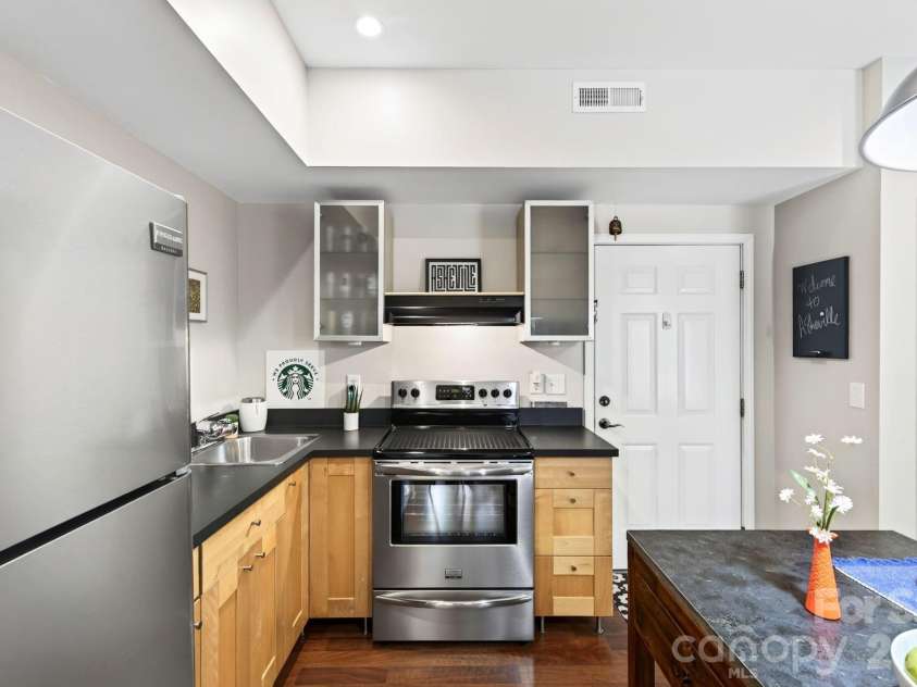 125 Clingman Avenue, Asheville, NC 28801.  MLS# CAR4424553, YatesRealty ID 52056. 