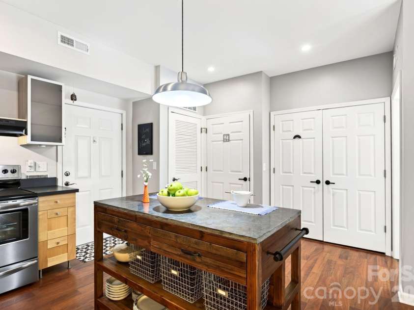 125 Clingman Avenue, Asheville, NC 28801.  MLS# CAR4424553, YatesRealty ID 52056. 