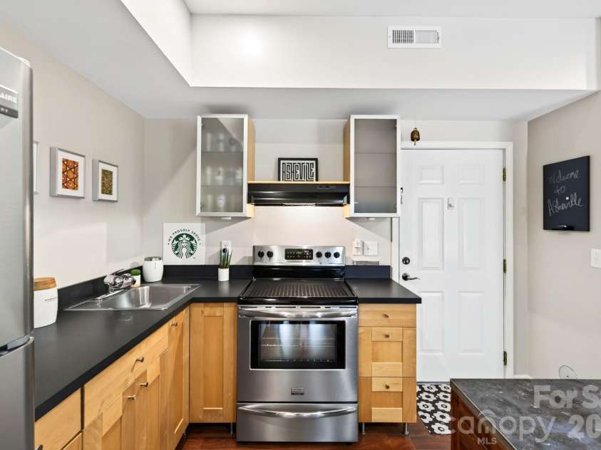 125 Clingman Avenue, Asheville, NC 28801.  MLS# CAR4424553, YatesRealty ID 52056. 