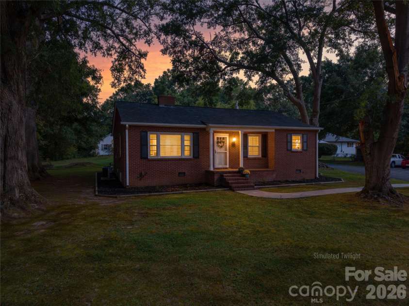 123 Dixon Street, Lincolnton, NC 28092.  MLS# CAR4425787, YatesRealty ID 52061. 