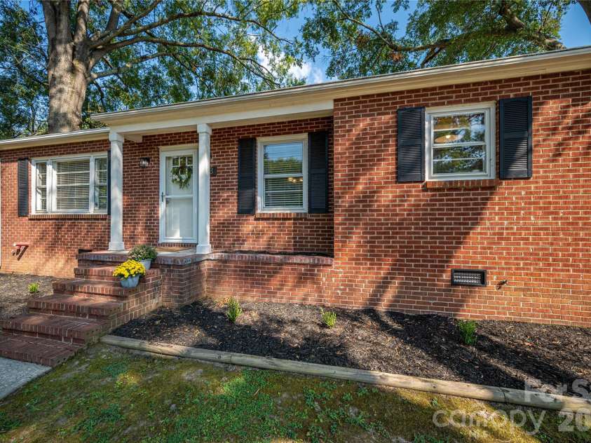 123 Dixon Street, Lincolnton, NC 28092.  MLS# CAR4425787, YatesRealty ID 52061. 
