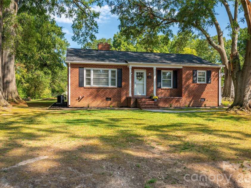 123 Dixon Street, Lincolnton, NC 28092.  MLS# CAR4425787, YatesRealty ID 52061. 