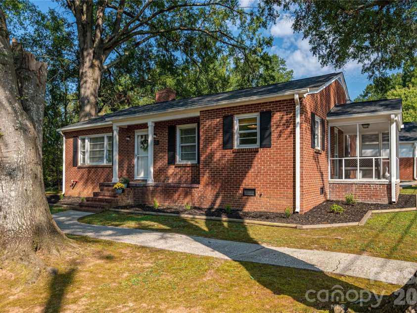 123 Dixon Street, Lincolnton, NC 28092.  MLS# CAR4425787, YatesRealty ID 52061. 