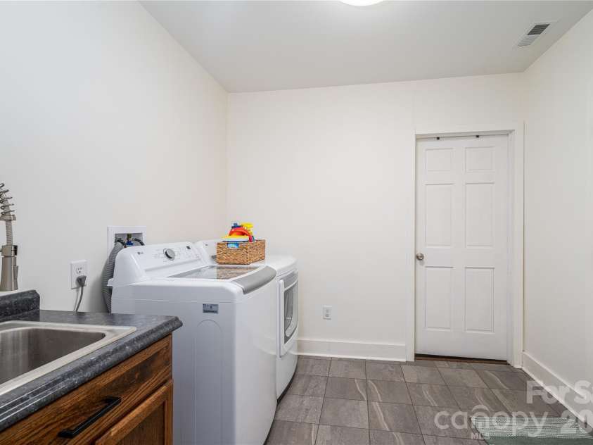 123 Dixon Street, Lincolnton, NC 28092.  MLS# CAR4425787, YatesRealty ID 52061. 