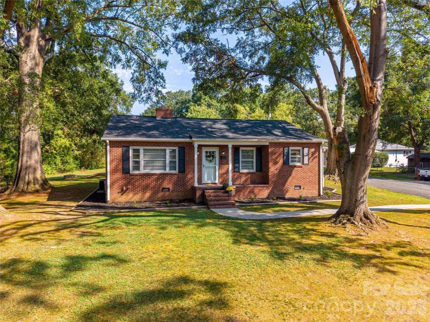 123 Dixon Street, Lincolnton, NC 28092.  MLS# CAR4425787, YatesRealty ID 52061. 