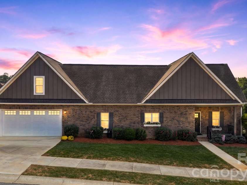 1258 10th Street Place, Hickory, NC 28601.  MLS# CAR4426423, YatesRealty ID 52064. 
