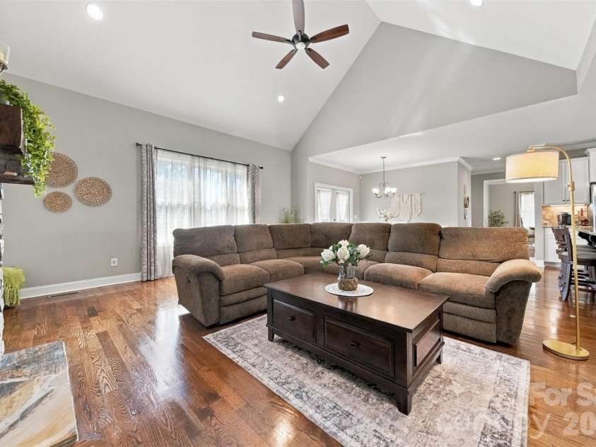 1258 10th Street Place, Hickory, NC 28601.  MLS# CAR4426423, YatesRealty ID 52064. 