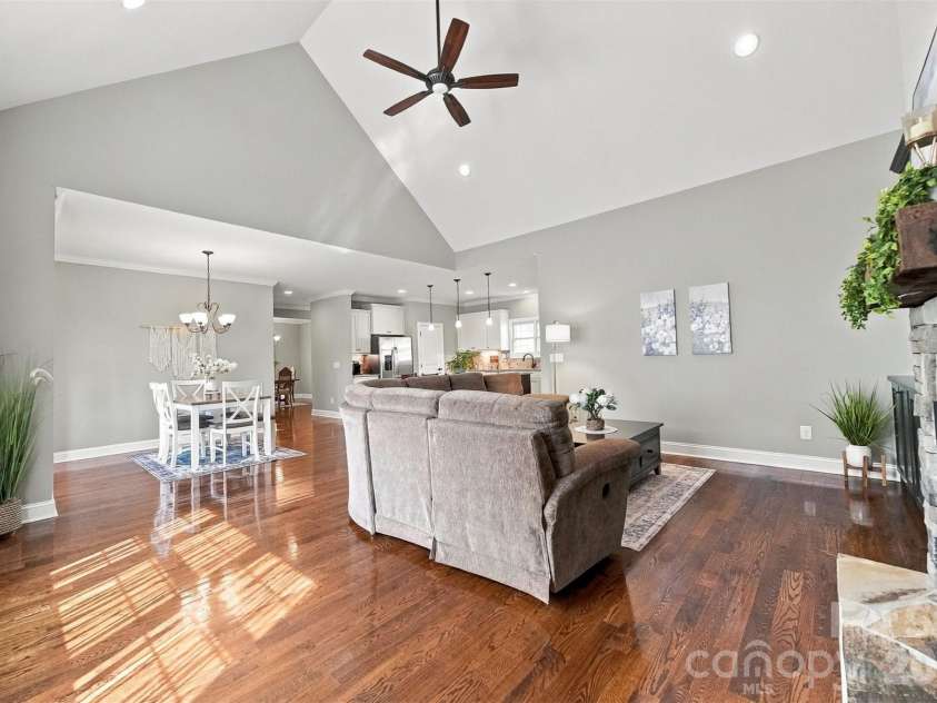 1258 10th Street Place, Hickory, NC 28601.  MLS# CAR4426423, YatesRealty ID 52064. 