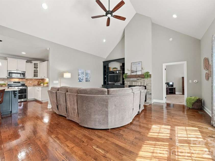 1258 10th Street Place, Hickory, NC 28601.  MLS# CAR4426423, YatesRealty ID 52064. 