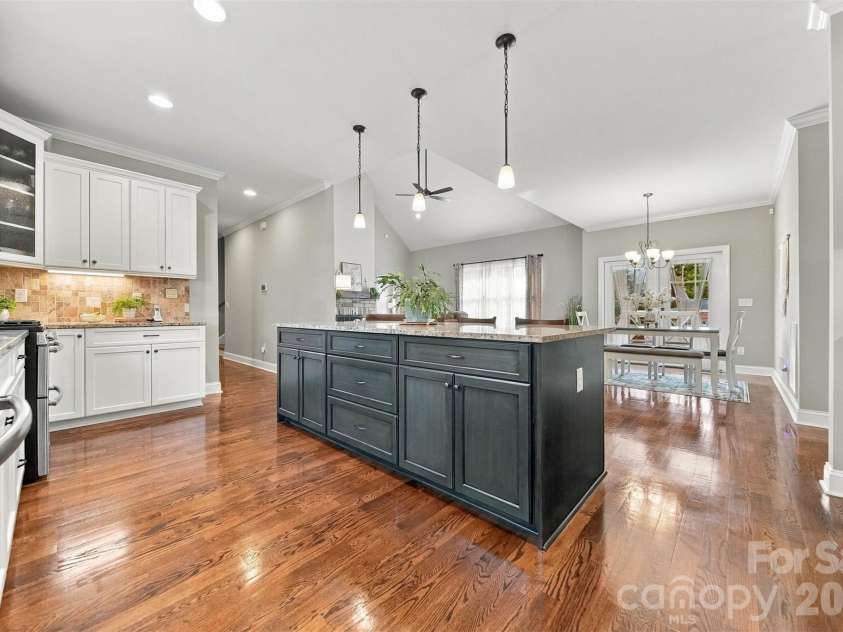1258 10th Street Place, Hickory, NC 28601.  MLS# CAR4426423, YatesRealty ID 52064. 