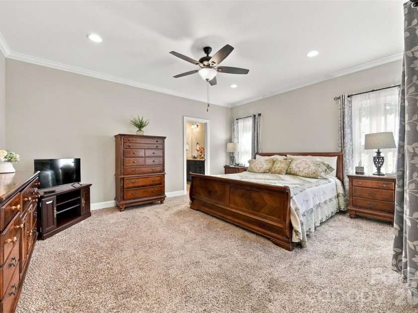 1258 10th Street Place, Hickory, NC 28601.  MLS# CAR4426423, YatesRealty ID 52064. 