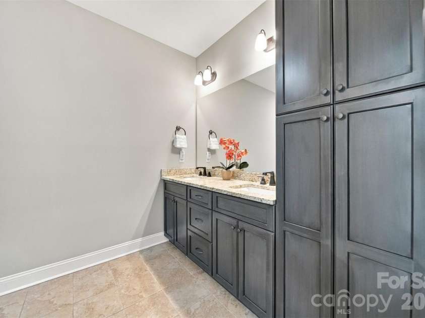 1258 10th Street Place, Hickory, NC 28601.  MLS# CAR4426423, YatesRealty ID 52064. 