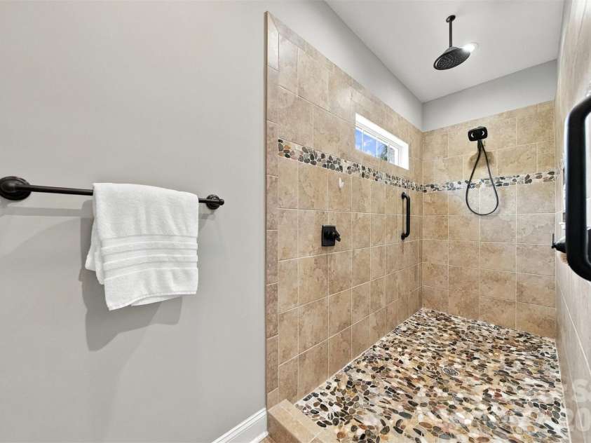 1258 10th Street Place, Hickory, NC 28601.  MLS# CAR4426423, YatesRealty ID 52064. 