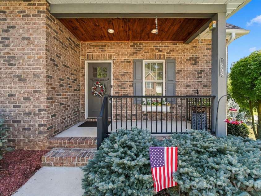 1258 10th Street Place, Hickory, NC 28601.  MLS# CAR4426423, YatesRealty ID 52064. 
