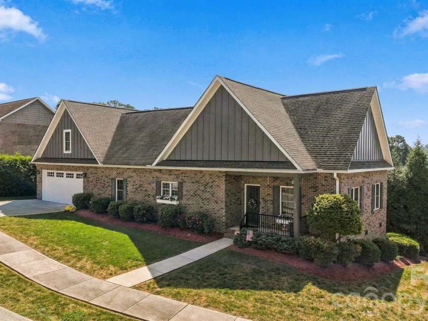 1258 10th Street Place, Hickory, NC 28601.  MLS# CAR4426423, YatesRealty ID 52064. 