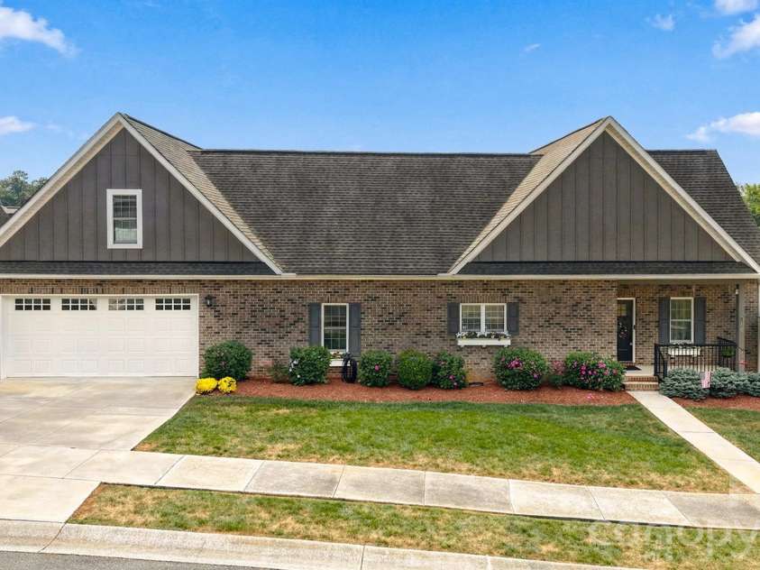 1258 10th Street Place, Hickory, NC 28601.  MLS# CAR4426423, YatesRealty ID 52064. 
