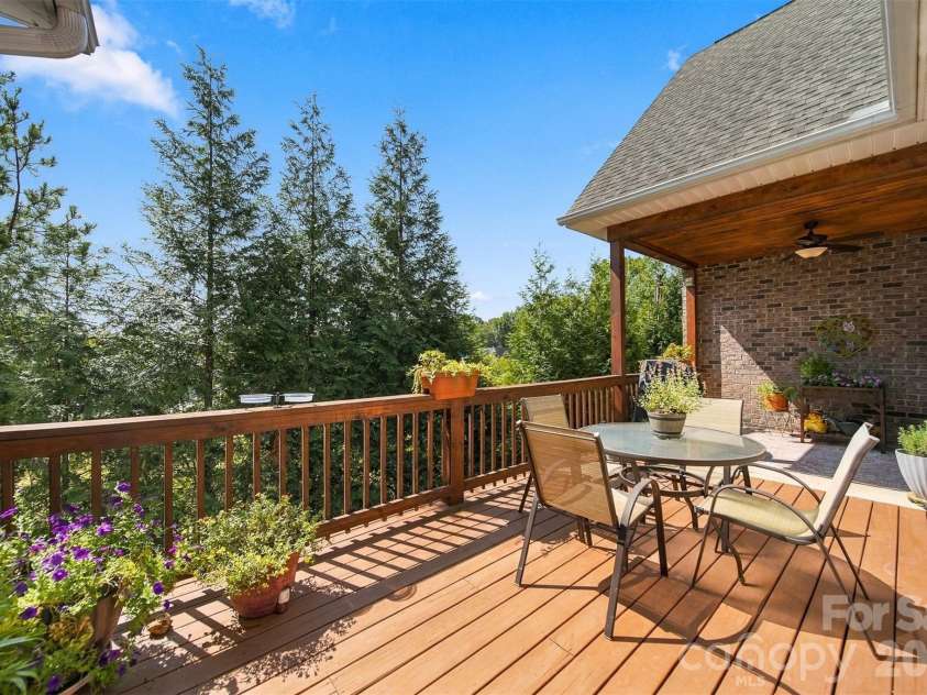 1258 10th Street Place, Hickory, NC 28601.  MLS# CAR4426423, YatesRealty ID 52064. 