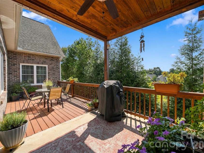 1258 10th Street Place, Hickory, NC 28601.  MLS# CAR4426423, YatesRealty ID 52064. 