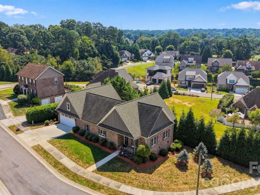 1258 10th Street Place, Hickory, NC 28601.  MLS# CAR4426423, YatesRealty ID 52064. 
