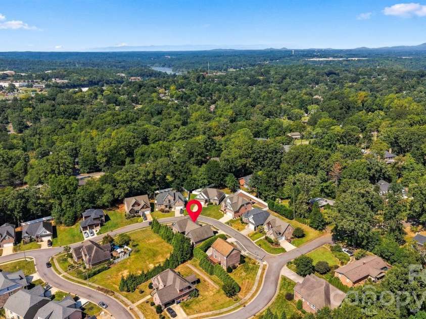 1258 10th Street Place, Hickory, NC 28601.  MLS# CAR4426423, YatesRealty ID 52064. 